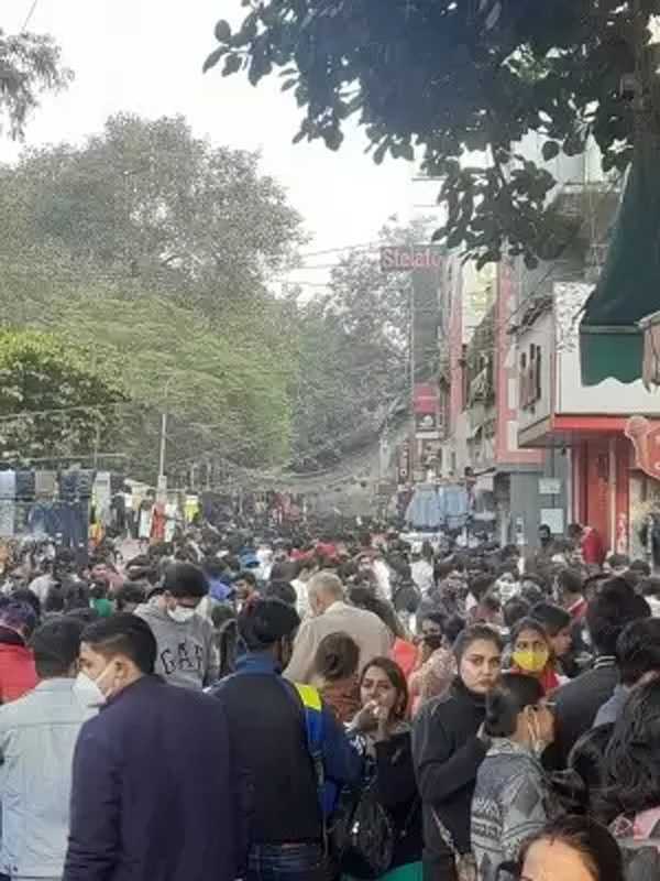 दिल्ली के बाजारों में उमड़ रही भीड़, नियमों की धज्जियां उड़ाते ग्राहक कर रहे खरीदारी